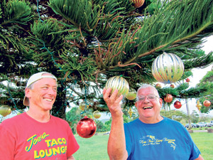 Tom PIckett (left) and Gary Pacheco helped decorate the Kilauea Christmas tree | Coco Zickos photos