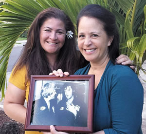 Sheri and Beth with a photo of their dad and Elvis | Photo from Sandra Sagisi