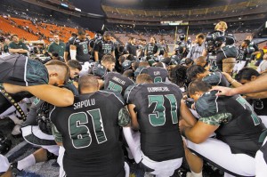 UH players pray after losing to BYU in 2011 | Dennis Oda / Star-Advertiser photo