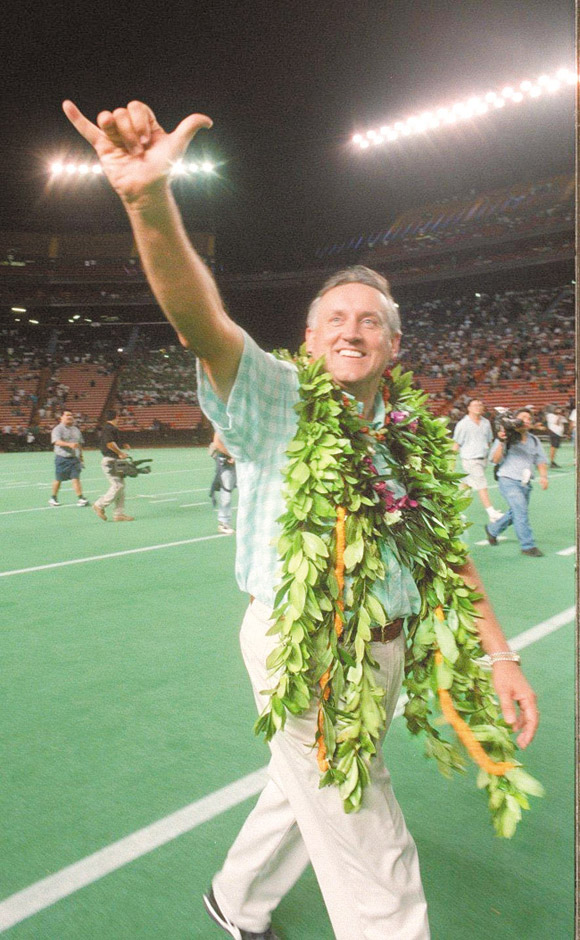 UH coach Bob Wagner gives the fans a shaka one last time Dec. 2, 1995, during the senior walk. Dennis Oda / Star-Advertiser photo