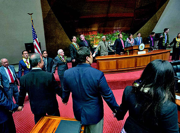 House members close the session with a circle and singing of ‘Hawaii Alohaâ€™ Craig T. Kojima / Honolulu Star-Advertiser photo