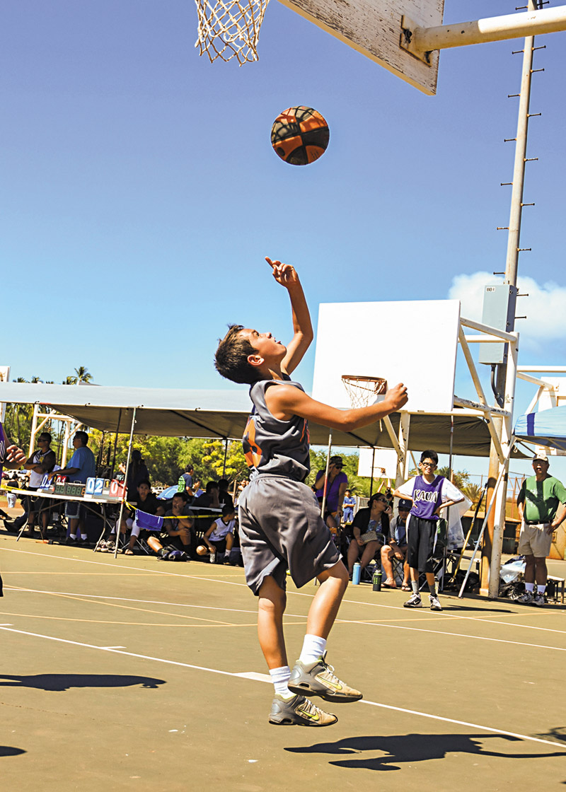 Papalina's Gregory Manintin goes for the reverse layup in a fourthto sixth-grade division game 