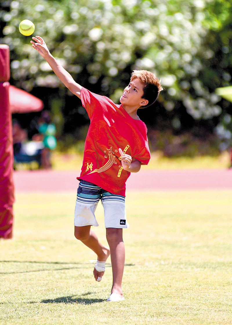 King Kaumualii Elementary's Devin Kaneakua participates in the softball throw (grades 4-5) 